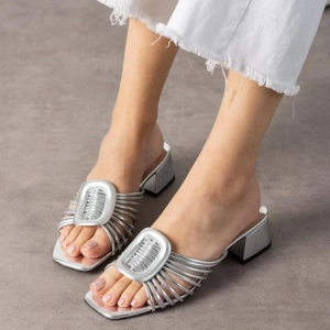 Anca Gümüş Rugan Topuklu Terlik