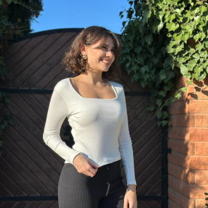 Çerçeve yaka kaşkorse bluz beyaz