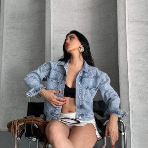 Çift cepli kol katlamalı kar yıkama crop kot ceket mavi d2000