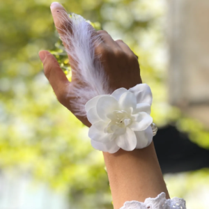 Bride to be Nedime Gelin Bilekliği Tüy ve İnci Boncuk Detaylı Beyaz Renkli Bekarlığa Veda Partisi Bilekliği 10 Adet (5296)