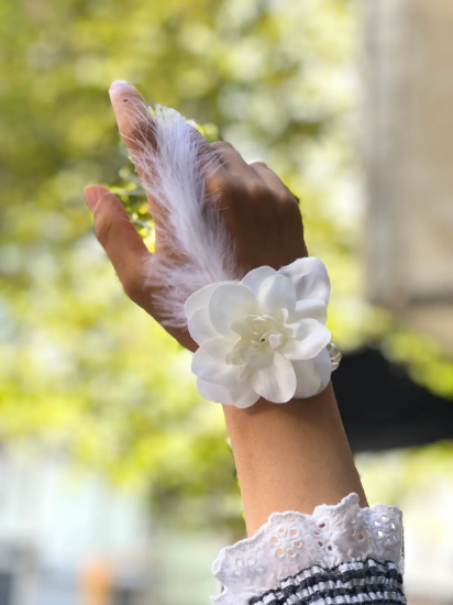 Bride to be Nedime Gelin Bilekliği Tüy ve İnci Boncuk Detaylı Beyaz Renkli Bekarlığa Veda Partisi Bilekliği 10 Adet (5296)