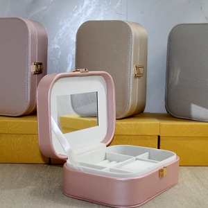 BFS Deri Kaplamalı Makyaj Ve Takı Kutusu Alk3607