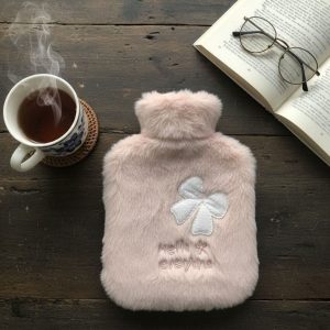 Hello Everyone Yazılı Kurdeleli Pembe Peluş Sıcak Su Torbası 1 Lt – Yumuşak Kılıf, Uzun Süre Sıcak Tutan Termal Su Torbası