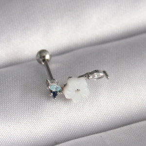 316L Çelik Gümüş Renk Zirkon Taş Detay Beyaz Çiçek Model Tragus Piercing