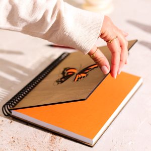 Doğal Ahşap Kapaklı Çizgisiz Defter – Şık ve Dayanıklı Tasarım