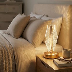 Çapraz Kavisli Ters Kristal Simli LED Masa Lambası – Gold Gövdeli, Dokunmatik, 3 Kademe Işık Ayarlı Şarjlı Dekoratif Lamba (5296)