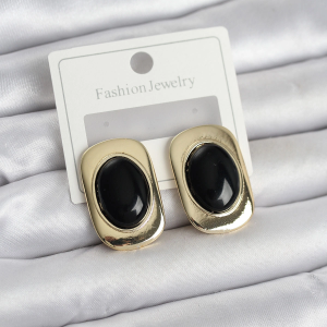 Siyah Renk Kare Model Vintage Kadın Küpe